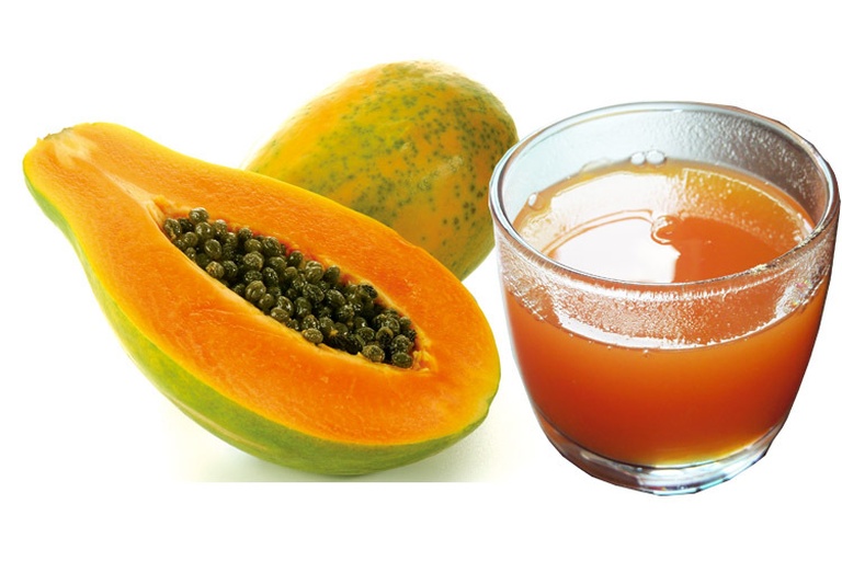 实验室场景，科研人员正在使用分光光度计检测木瓜提取液中的维生素C含量，旁边摆放着新鲜切块的红肉木瓜样品