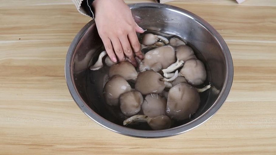 平菇清洗与撕条过程