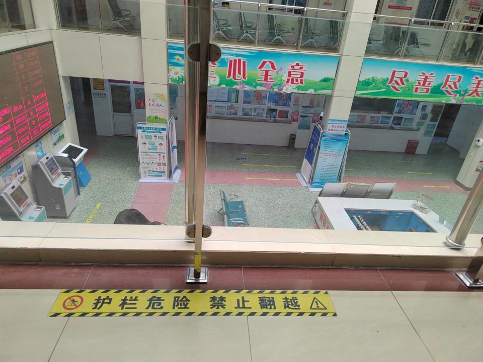 皮肤科医生使用CO2激光治疗汗管瘤操作场景