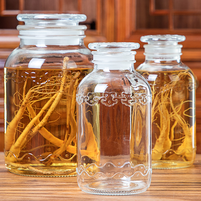 鲜人参浸泡在透明玻璃瓶中的特写