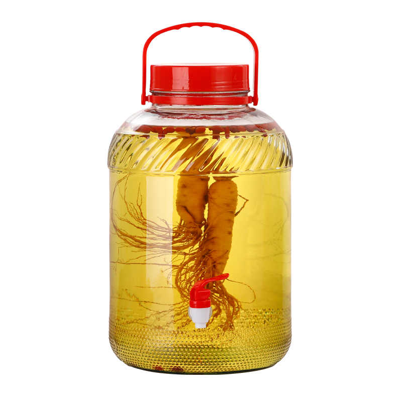 玻璃壶中正在煮制山楂与丹参混合饮品,可见红色山楂片与棕褐色丹参段在水中翻滚,液体呈琥珀色透明状,旁边放置计量勺和干燥药材包,背景为厨房操作台 山楂丹参茶饮冲泡过程图