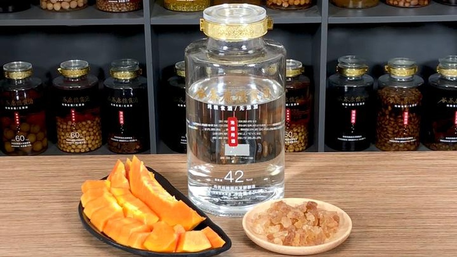 木瓜块与冰糖分层装入玻璃罐