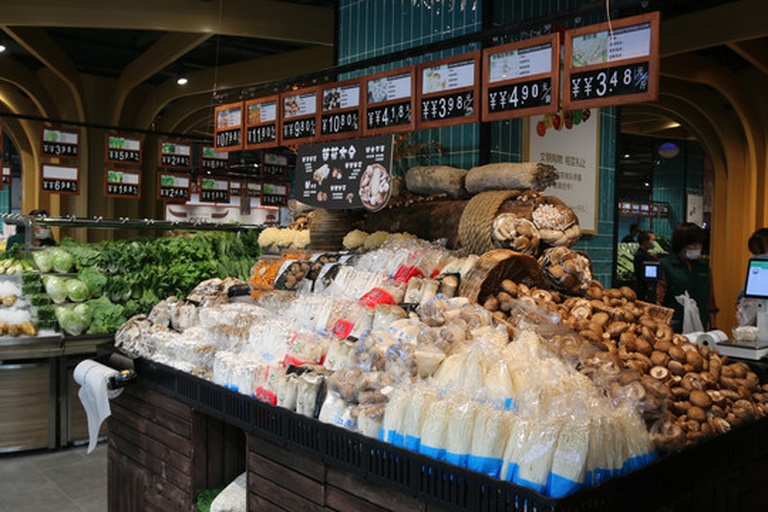 超市货架上的新鲜平菇包装产品