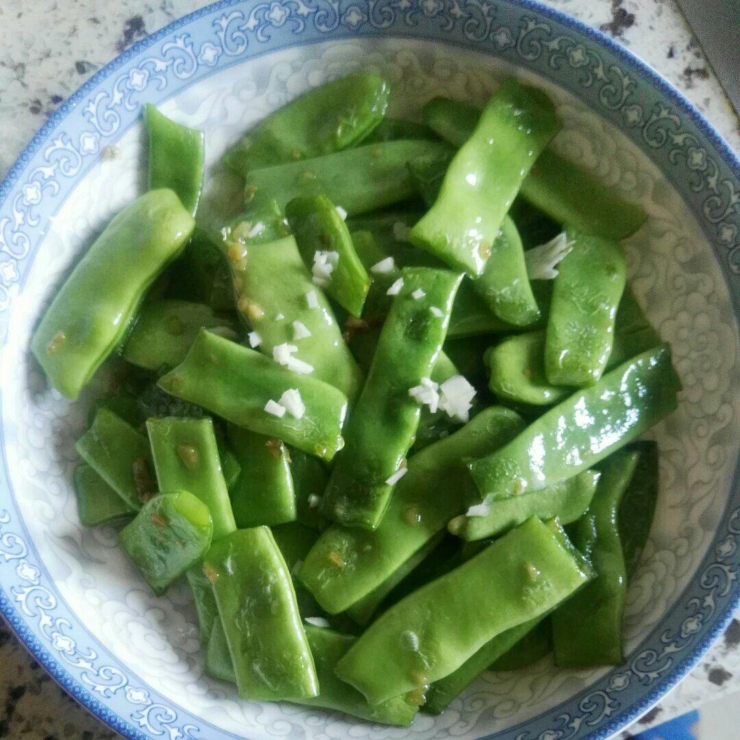 厨房中烹饪扁豆的场景