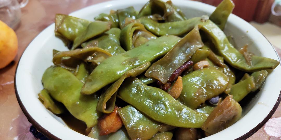 家庭厨房中烹饪绿扁豆的场景