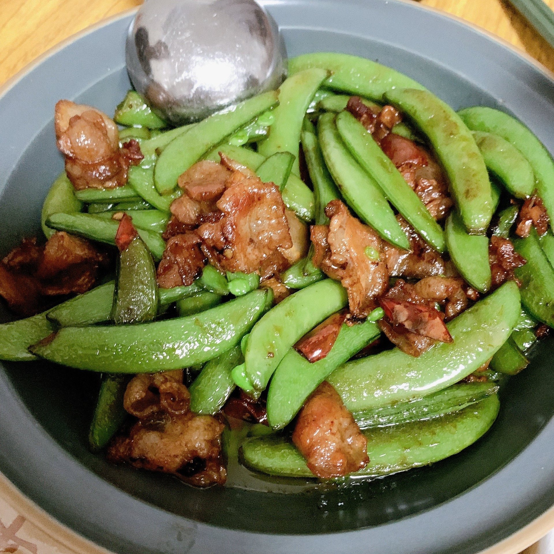 家庭厨房中用冰豌豆制作彩色蔬菜炒饭的特写镜头