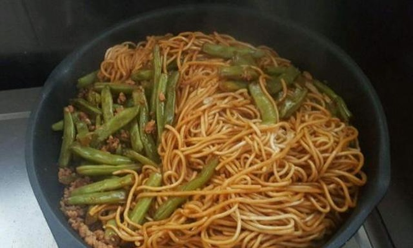 炒制豆角与炖煮过程