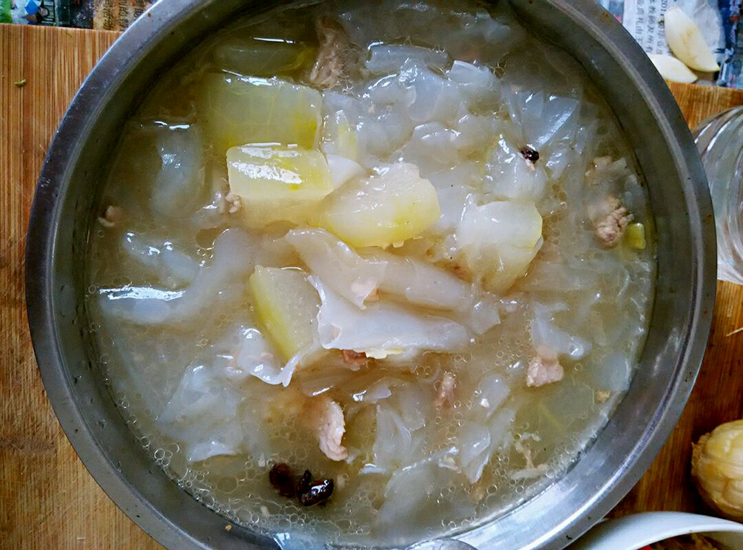 素烧冬瓜在锅中炖煮状态