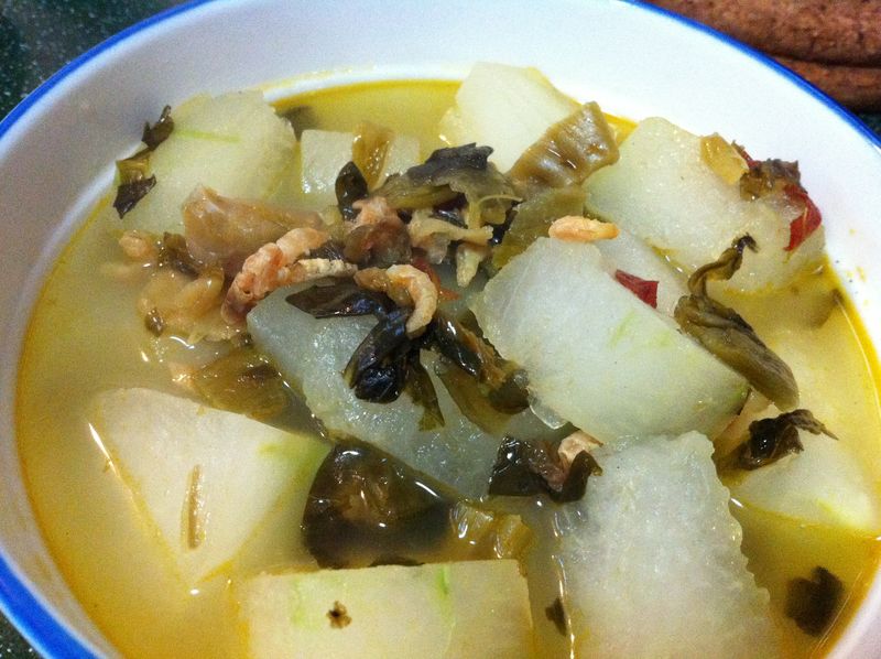 高清食材摆拍:左侧为去皮切厚块的嫩冬瓜(表皮残留薄霜),中为经醋面水洗+沸水焯烫+冰水激冷的淡干海带结(呈浅褐透亮状),右侧为手撕瑶柱丝与澄澈金黄的瑶柱泡发水,背景铺竹制蒸笼垫,突出天然食材质感 冬瓜海带瑶柱汤食材特写:青翠厚切冬瓜块、焯水后柔韧微透明的淡干海带结、金黄饱满的泡发瑶柱丝、浅金色瑶柱泡发水