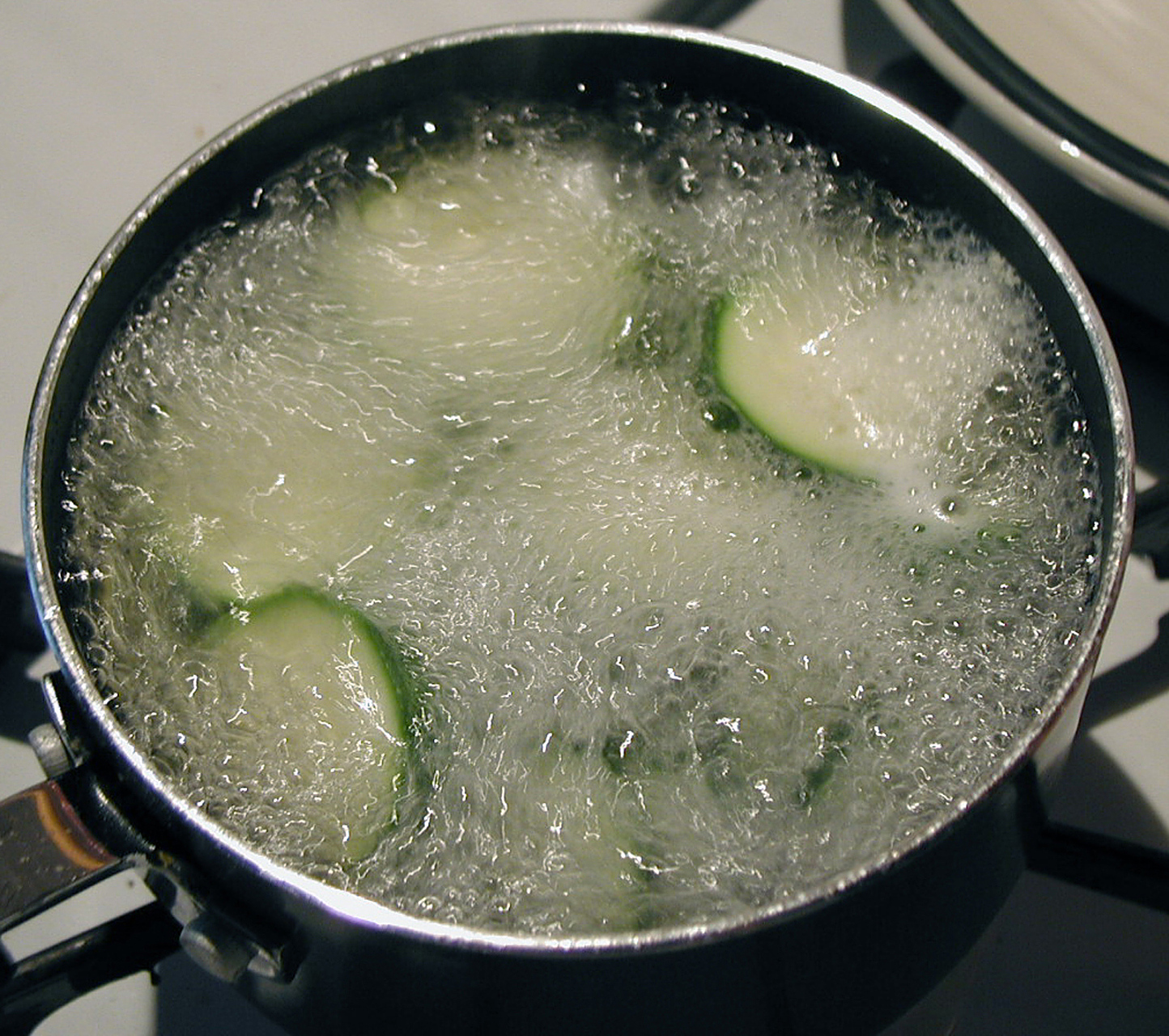白菜焯水过程特写
