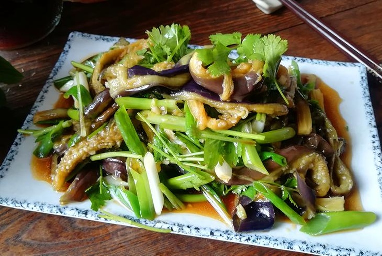图示:三组青茄菜品摆盘——左:手撕青茄丝+蒜末+香醋+芝麻油凉拌(保留生食绿原酸);中:青茄片急火快炒,边缘微焦但主体翠绿;右:青茄纵向剖半,填入猪肉糜与香菇丁,蒸制12分钟(低温湿热最大限度保全活性成分) 青茄家常烹饪三式:凉拌青茄丝、蒜蓉清炒青茄片、青茄酿肉(剖半填肉)