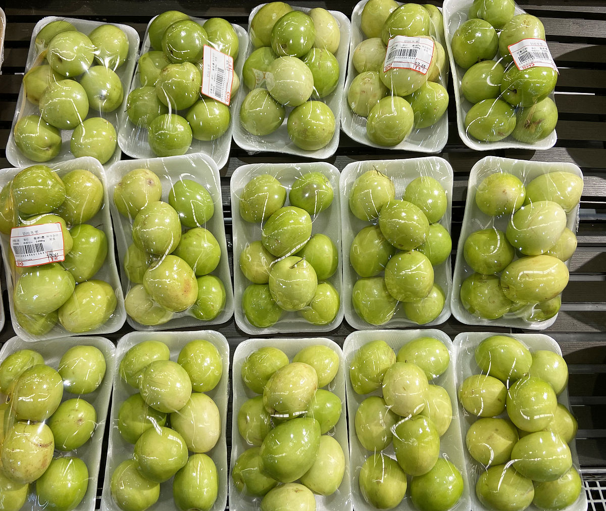 超市货架上的大青枣展示图