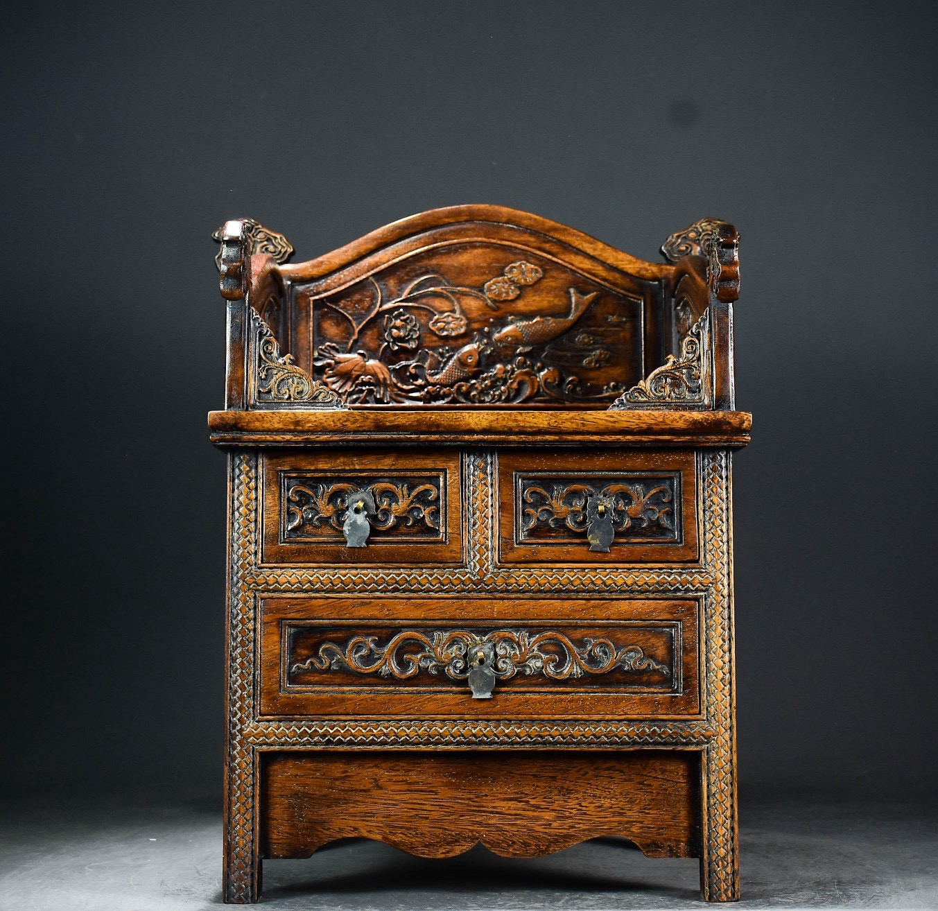 打开的木质衣柜内部,几件浅色衣物整齐悬挂,其中一件衣服上挂着一个手工缝制的米白色棉布小香包,香包表面绣有‘柚’字,隐约可见内部的干柚子叶碎片,背景柔和,突出居家护理与自然生活的主题 卧室衣柜中悬挂柚子叶香包的细节图