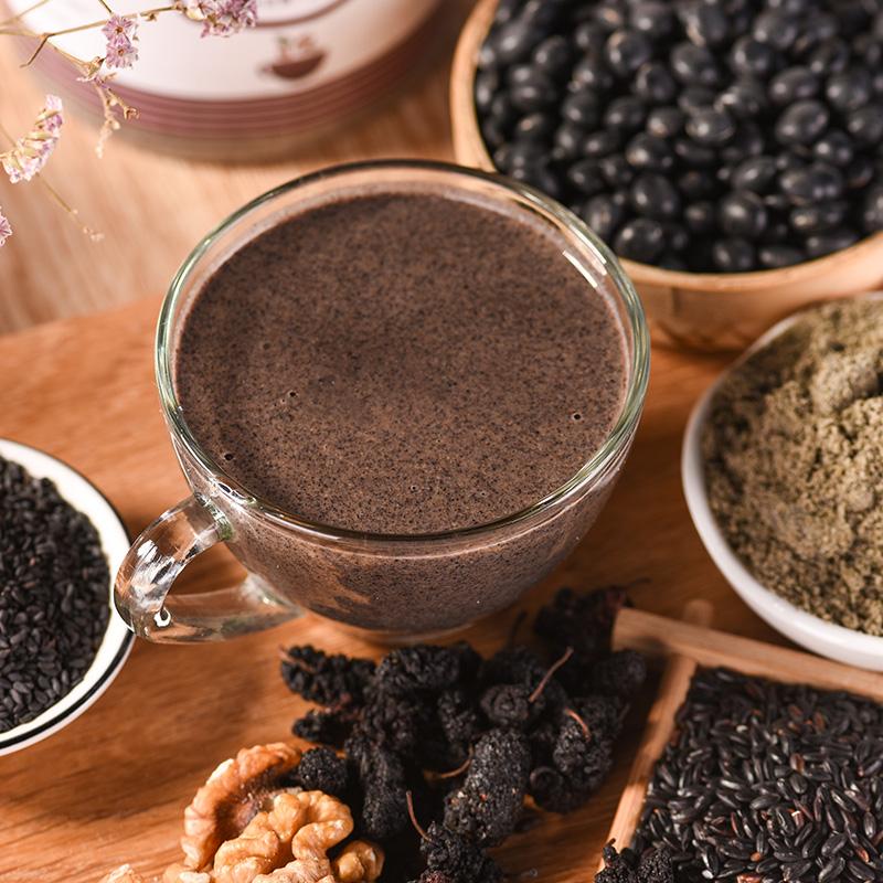 营养对比信息图：三栏横向对比柱状图——黑芝麻（铁22.7mg、锌6.13mg）、猪肝（铁22.6mg、锌5.78mg）、南瓜子（铁8.04mg、锌7.12mg），单位均为mg/100g；图中标注‘黑芝麻：铁含量最高+锌吸收率最优’红色标签，底部附小字说明‘数据来源：中国食物成分表第6版’