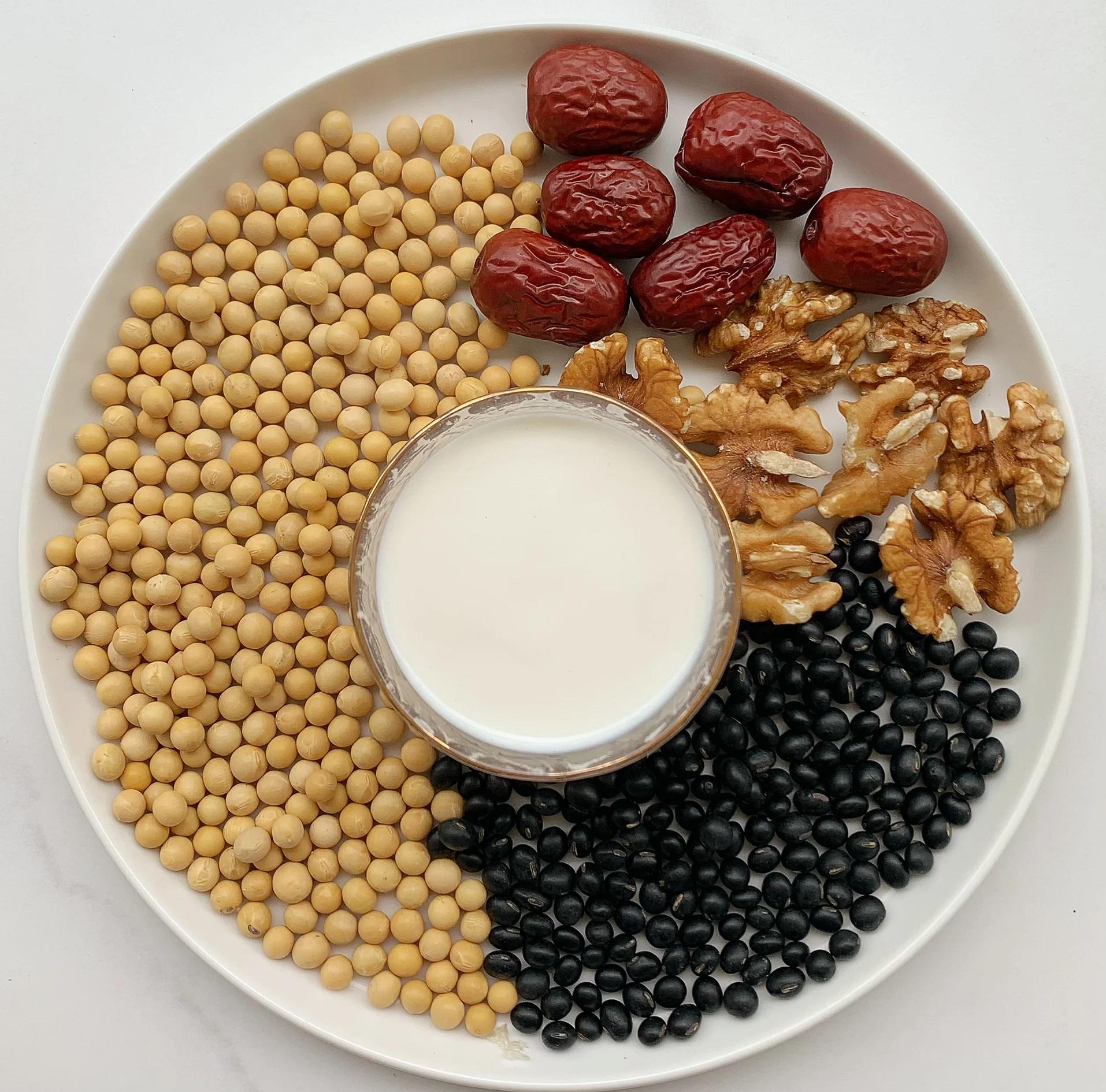 一张信息图表展示黄桃与豆浆的主要营养成分对比:黄桃标注含维生素C 12mg/100g、β-胡萝卜素 300μg、钾 190mg;豆浆标注含蛋白质 3.0g/100ml、大豆异黄酮 25mg、钙 15mg;中间箭头连接表示‘合理搭配可互补营养’,底部标注‘适合早餐/加餐,每日适量’ 黄桃豆浆营养搭配示意图