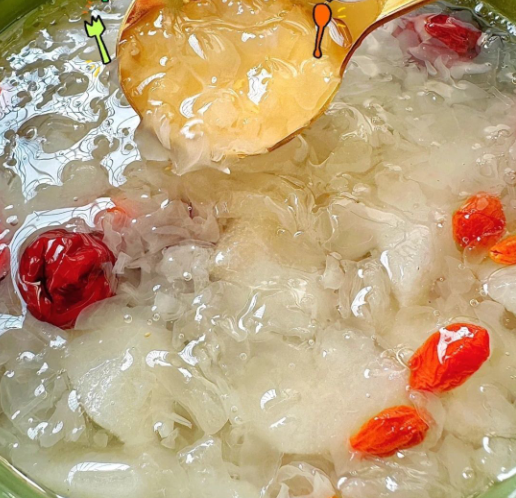 新鲜椴木银耳炖煮成品