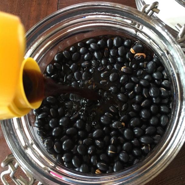 黑豆浸泡与焯水过程