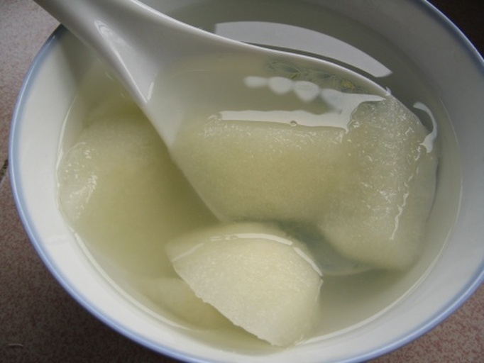 医生指导患者选择梨制品治疗咳嗽场景