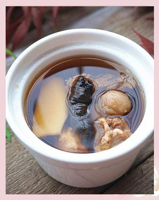 莲藕猪骨汤制作过程关键节点：砂锅内骨汤初沸状态，水面密集分布细小白色浮沫；旁置不锈钢滤网正承接撇沫操作，滤网上可见絮状蛋白杂质