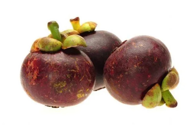 左侧为新鲜山竹:果皮深紫红、有光泽、果蒂鲜绿;右侧为不新鲜山竹:果皮暗黑、皱缩、果蒂枯黄。背景为自然光线下的水果摊场景 山竹外观对比图