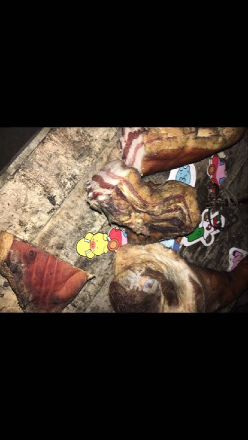 腊肉~过年猪做的哟。