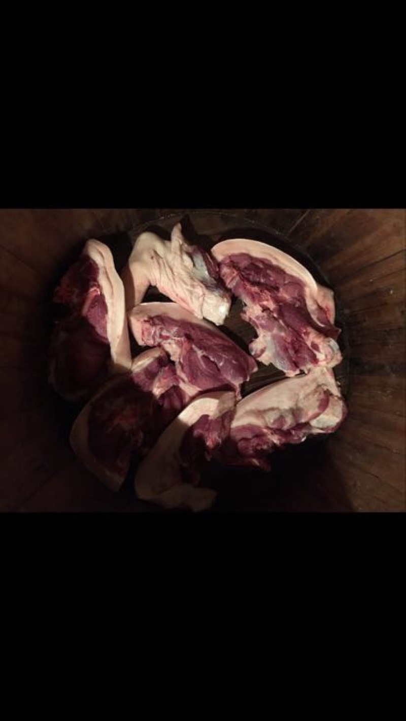 腊肉~过年猪做的哟。