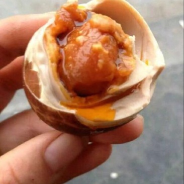 烤鸭蛋食用