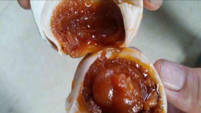 烤鸭蛋食用