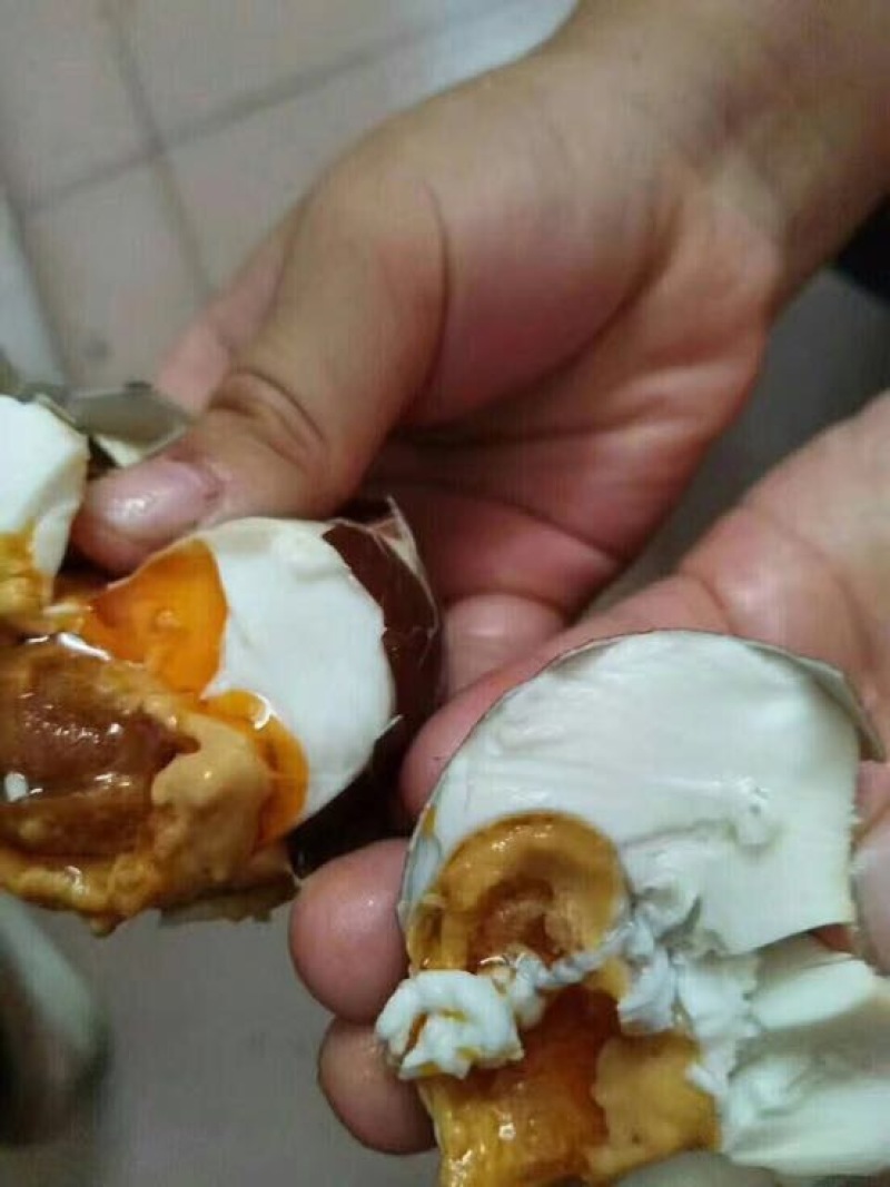 烤鸭蛋食用