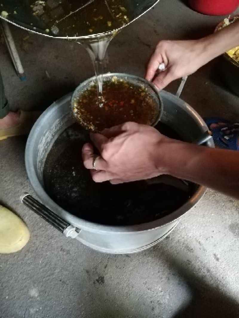 土蜂蜜老爸亲心亲力打理。土蜂，产量有限。