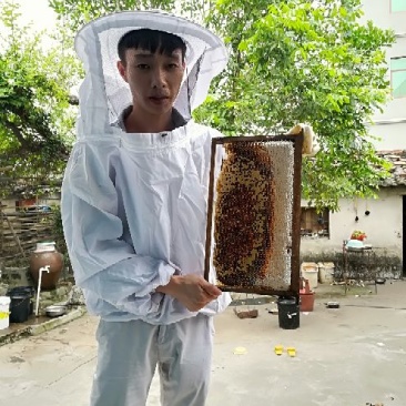 土蜂蜜老爸亲心亲力打理。土蜂，产量有限。