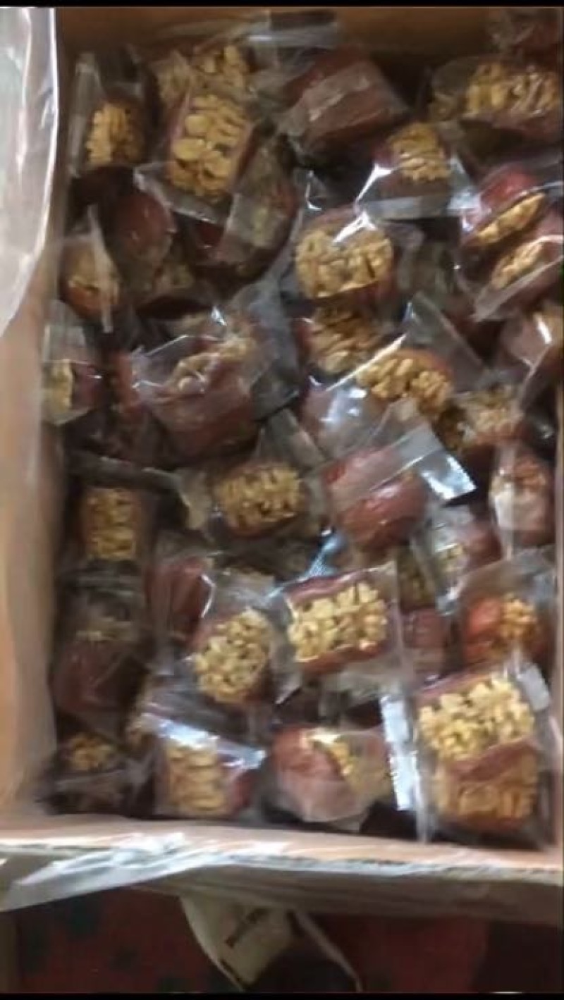 红枣夹核桃和田光头骏枣夹白路核桃仁超特级