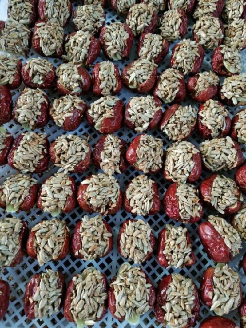 芝麻蜂蜜红枣夹核桃手工制作好吃枣夹核桃厂家直供