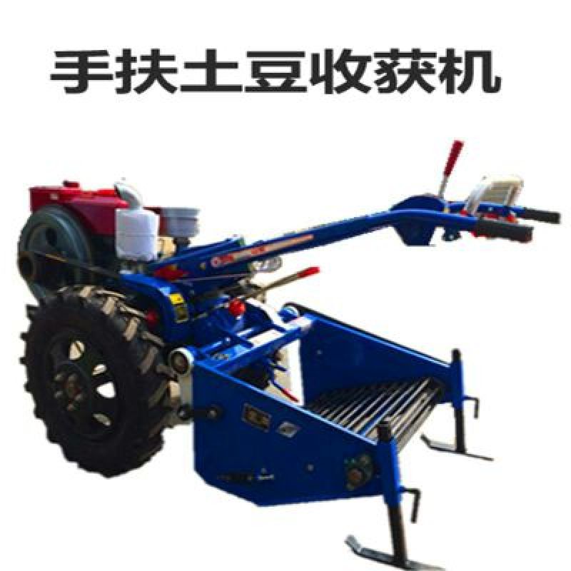 手扶拖拉机带动土豆收获机