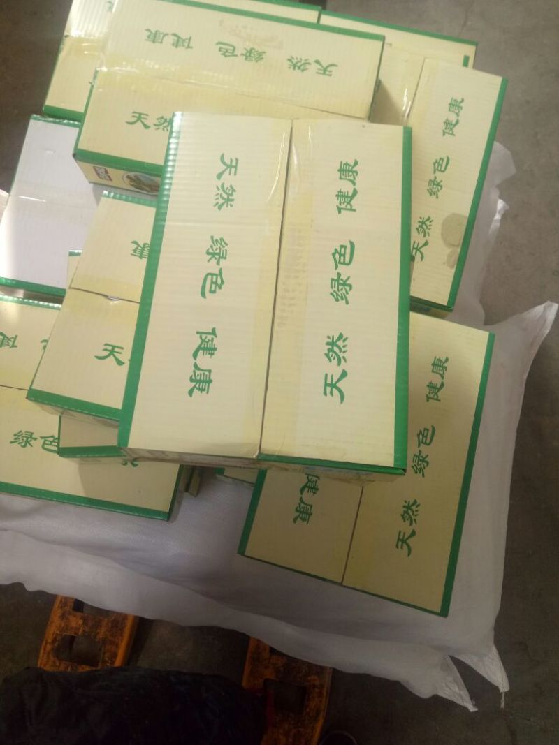 东亚飞蝗食用，带翅膀的蚂蚱，礼盒装，个大体肥