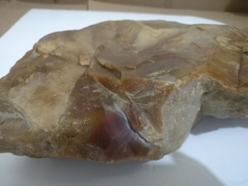 毛石，黄龙玉