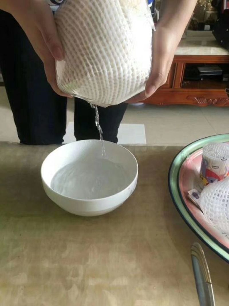 纯手工削皮，保留椰子最原始天然的本色