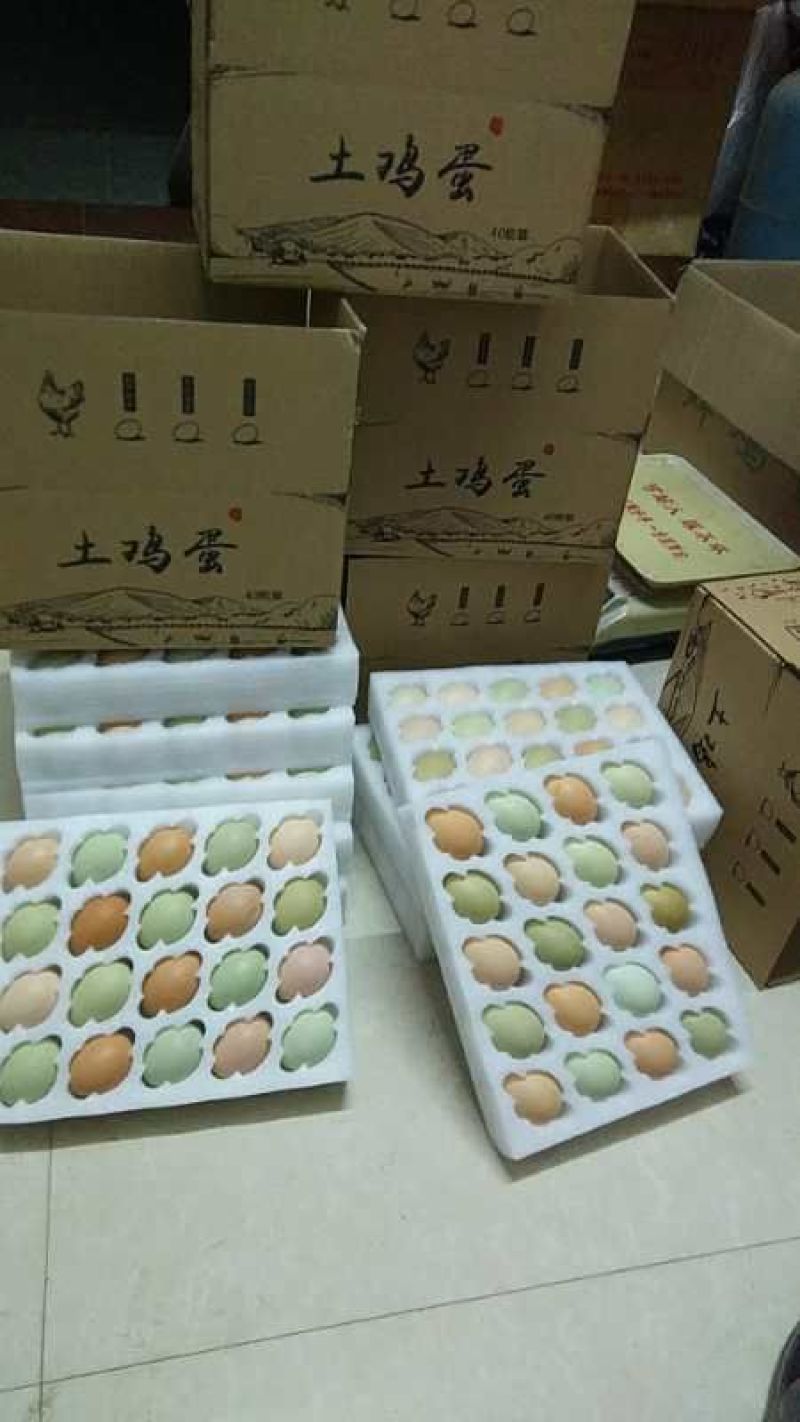 土鸡蛋50~60g食用，纯天然的，放养在山林之间