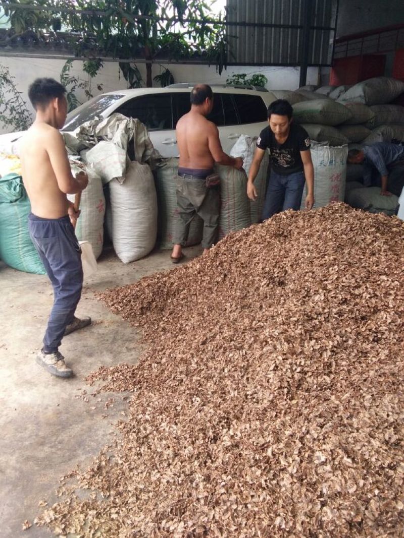 统货，有少量壳渣和油面杂质等