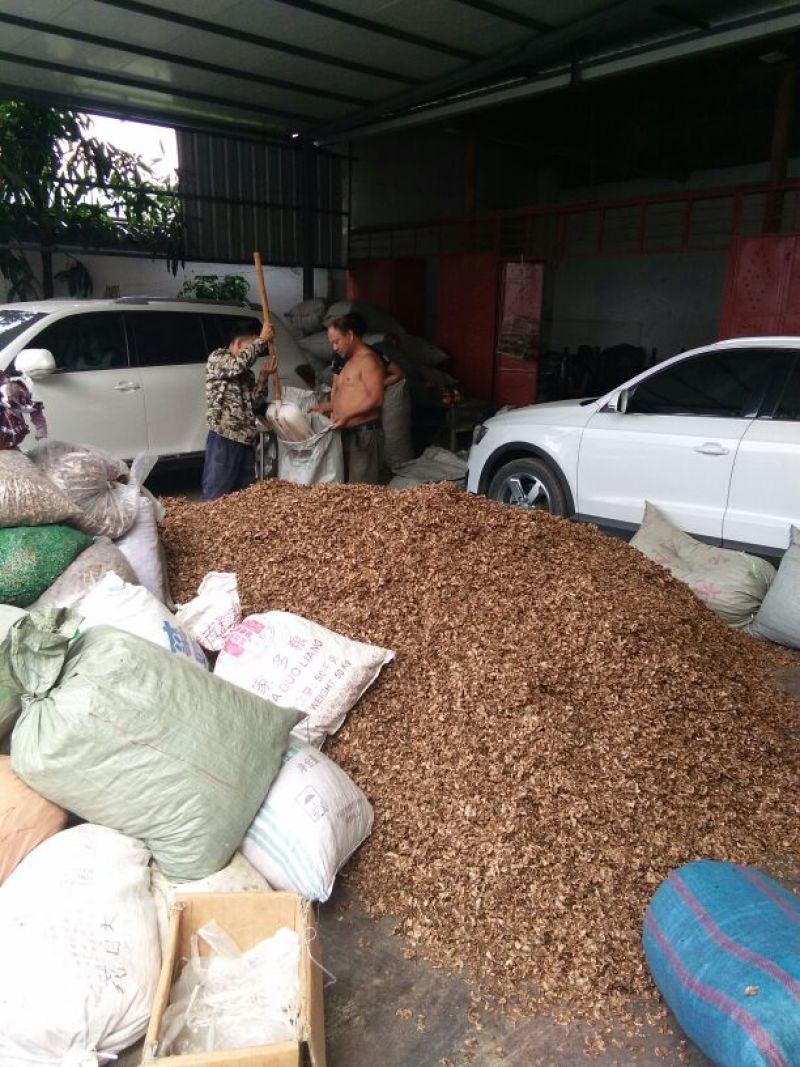 统货，有少量壳渣和油面杂质等