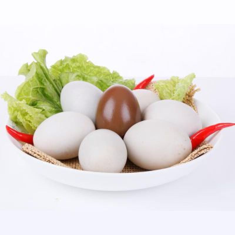 特色三味蛋：一蛋三味（皮蛋、卤蛋和咸蛋）