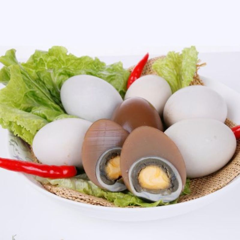 特色三味蛋：一蛋三味（皮蛋、卤蛋和咸蛋）
