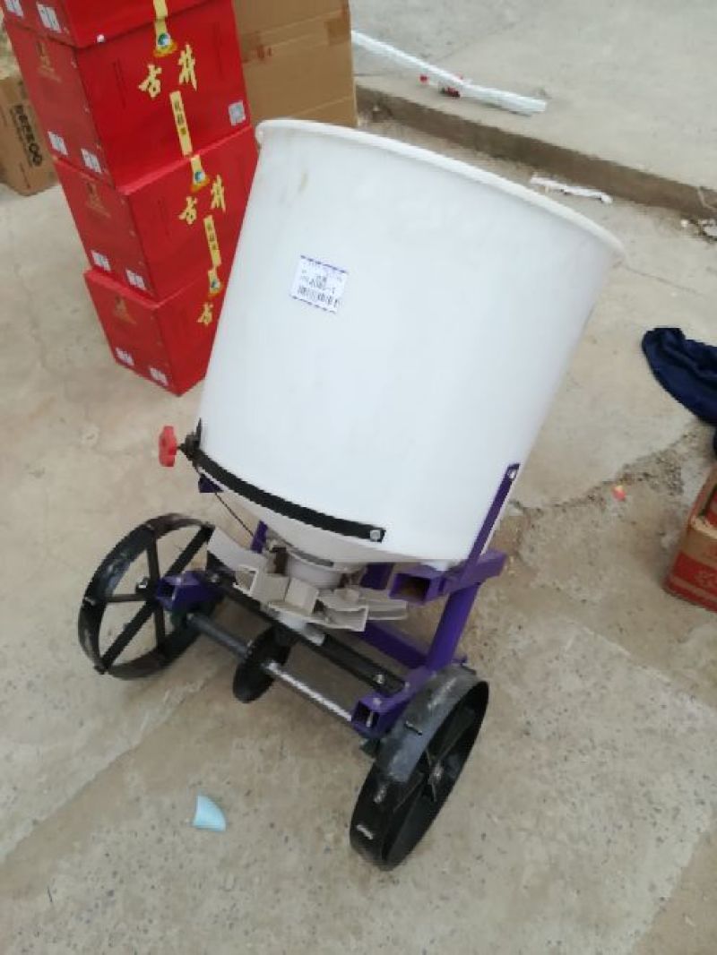 撒肥机四轮车后拖式撒肥专用厂家直销质量保证