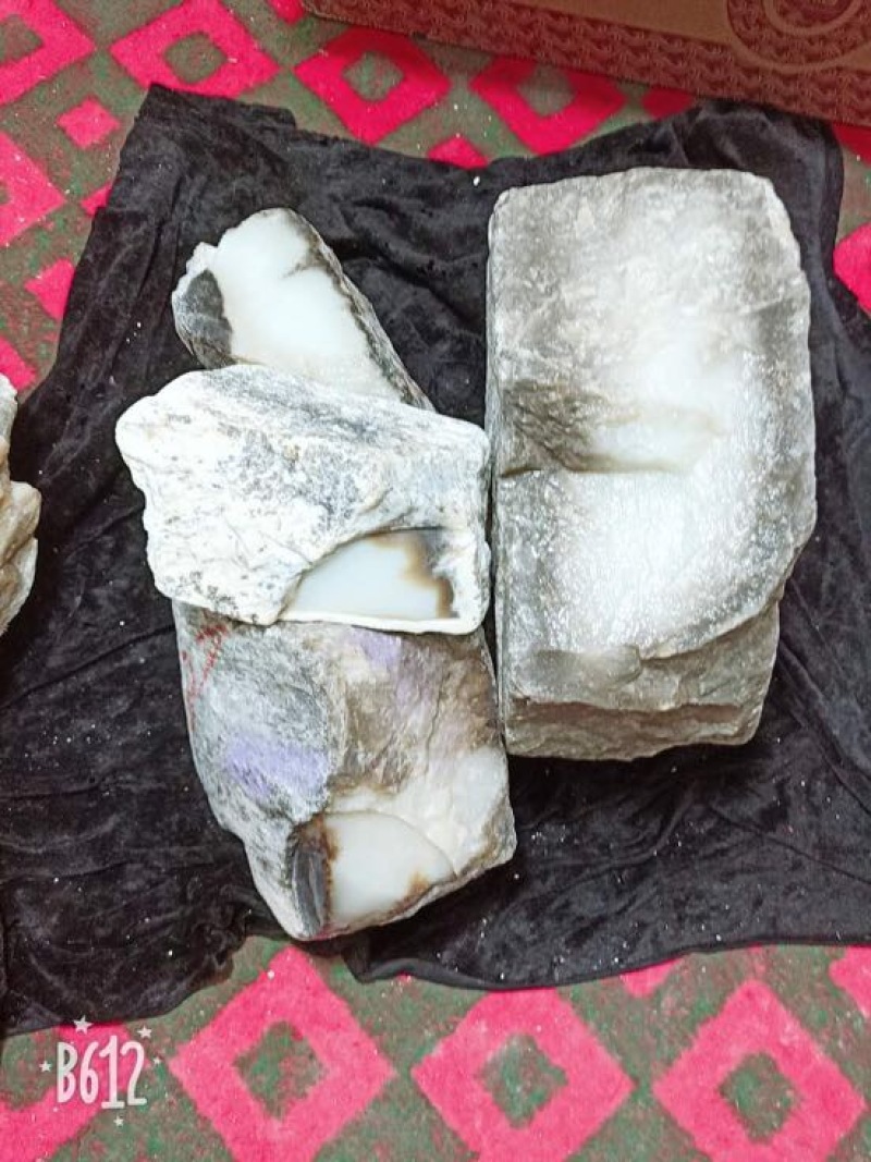 毛石新疆且末县糖白玉
