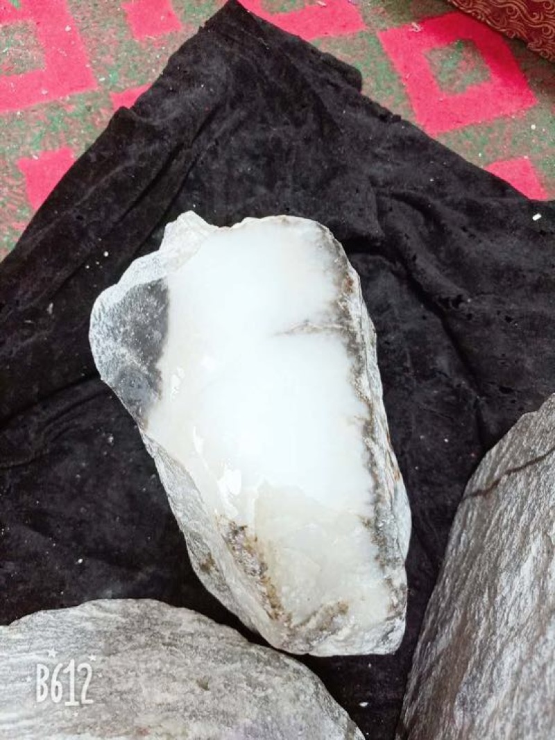毛石新疆且末县糖白玉