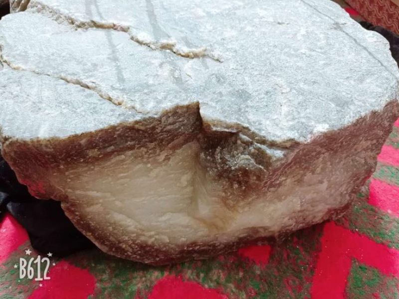 毛石新疆且末县糖白玉