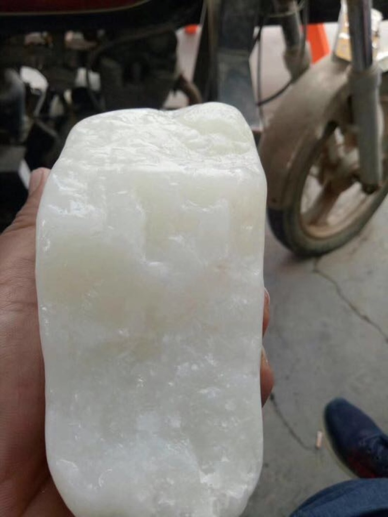 毛石新疆且末县糖白玉