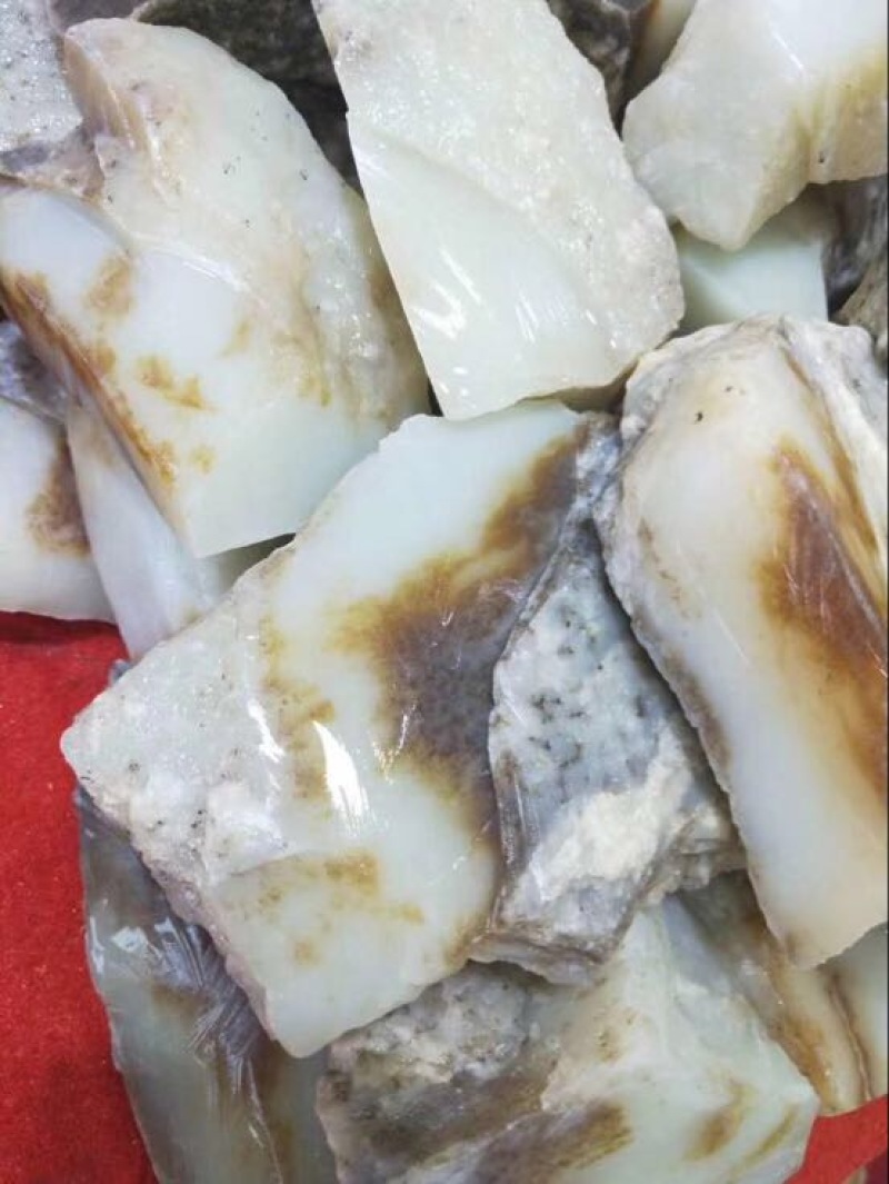 毛石新疆且末县糖白玉