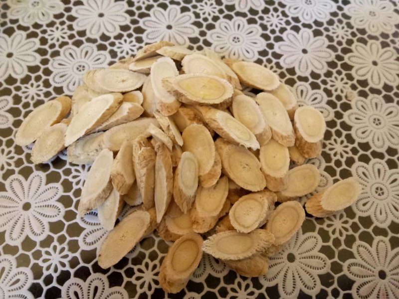 甘肃岷县:黄芪切片，黄芪直条。