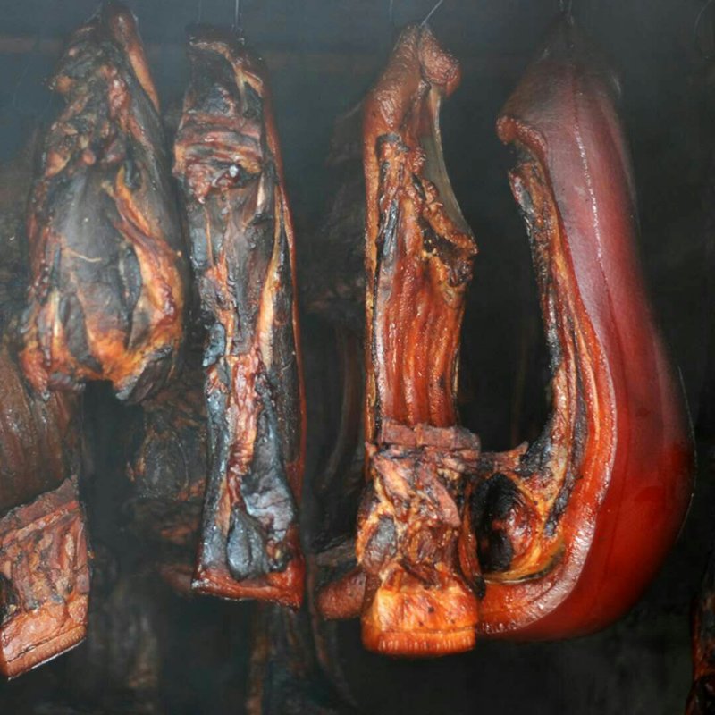 湘西腊肉，传统方法加工，口味纯正，历久弥香。